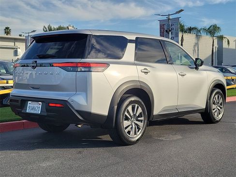 Used 2025 Nissan Pathfinder S image 29