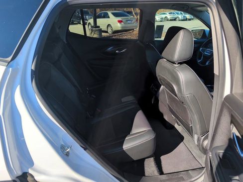 Used 2024 GMC Terrain SLT image 13