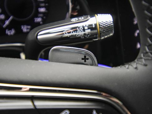 Used 2025 Bentley Flying Spur Plug-In Hybrid image 35