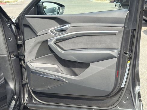 Used 2022 Audi e-tron S Prestige w/ Prestige Package image 32