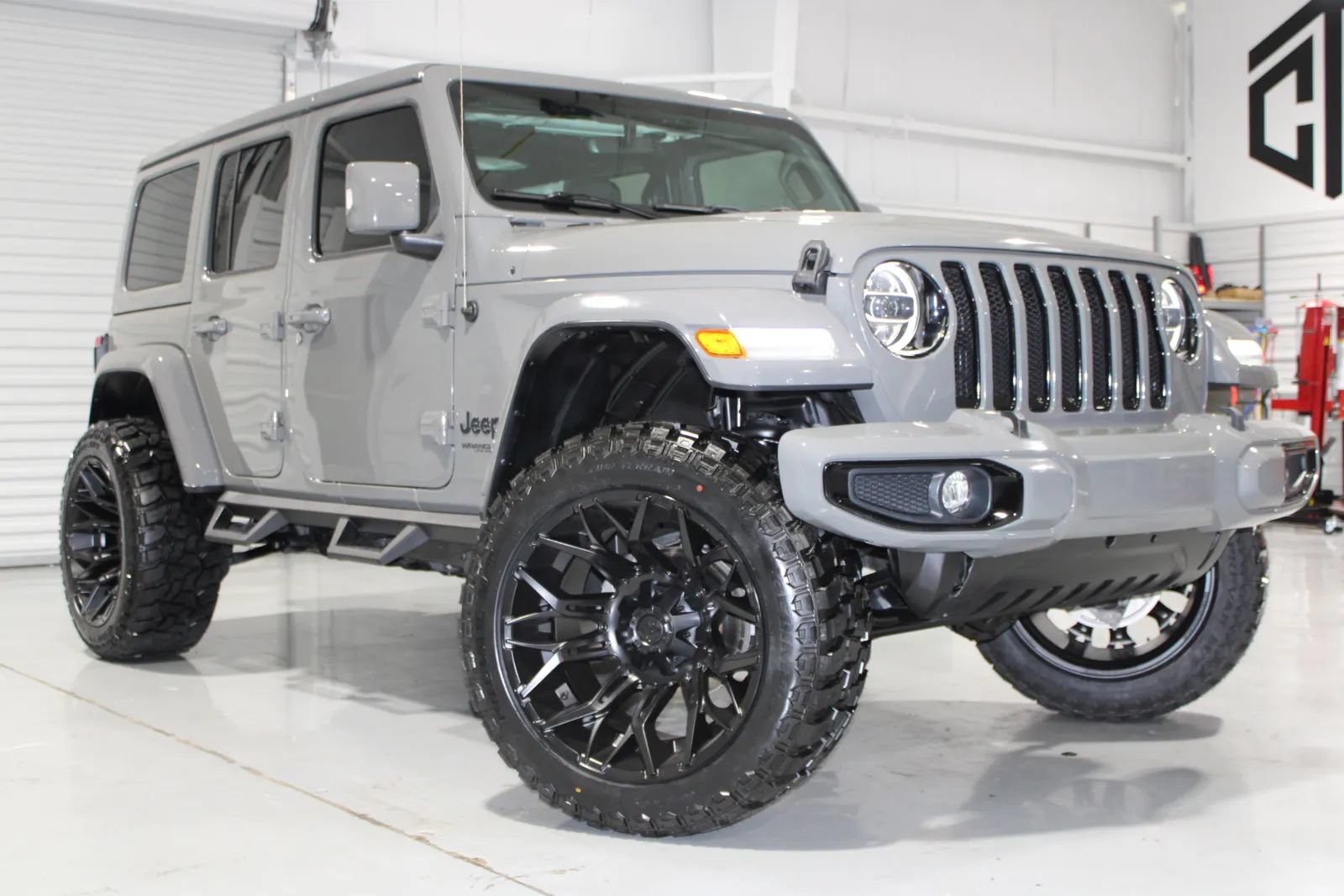 Used 2022 Jeep Wrangler Unlimited Sahara AWD/4WD image 3