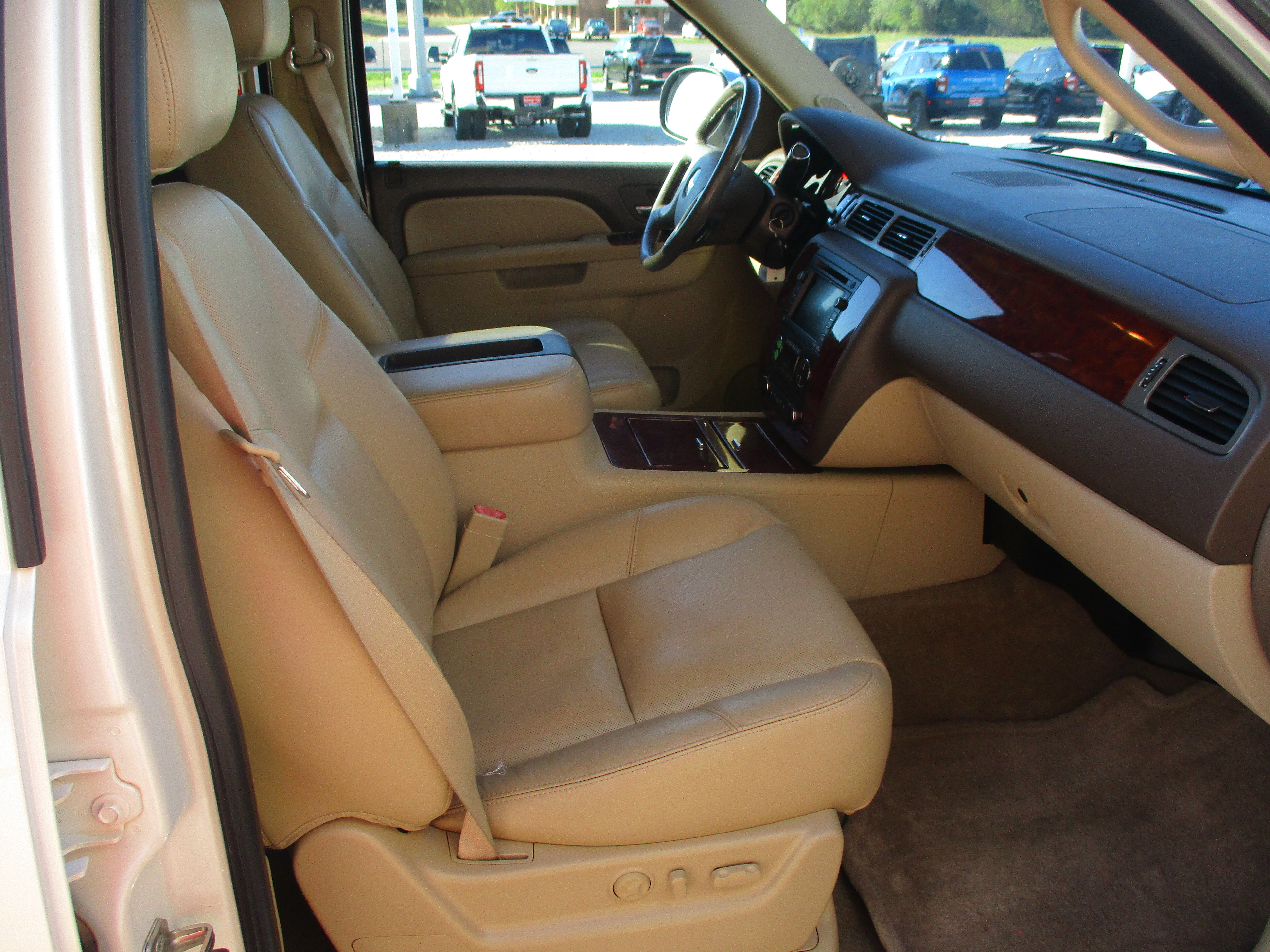 Used 2011 Chevrolet Avalanche LTZ RWD image 10
