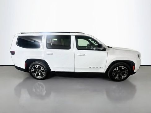Used 2024 Jeep Wagoneer Series III AWD/4WD image 9