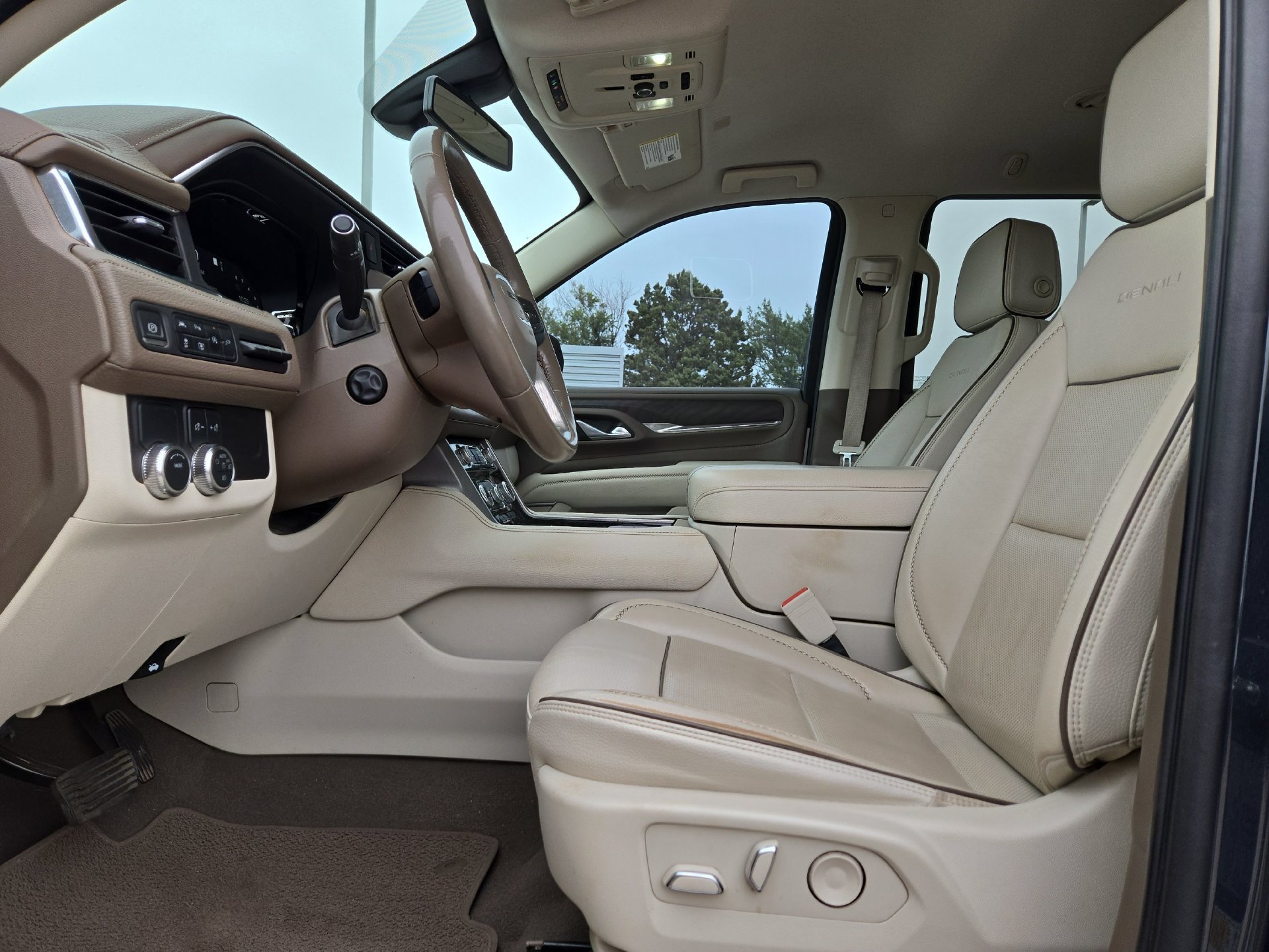 Used 2022 GMC Yukon Denali RWD image 16