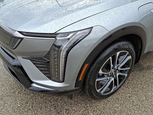 Certified 2025 Cadillac Optiq Sport 2 w/ LPO, Floor Liner Package AWD/4WD image 11
