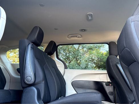 Used 2021 Chrysler Voyager L image 22