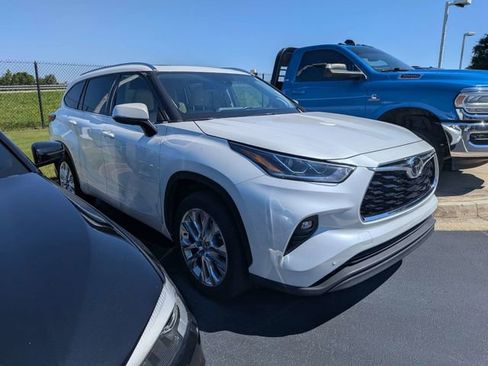 Used 2022 Toyota Highlander Limited FWD image 2