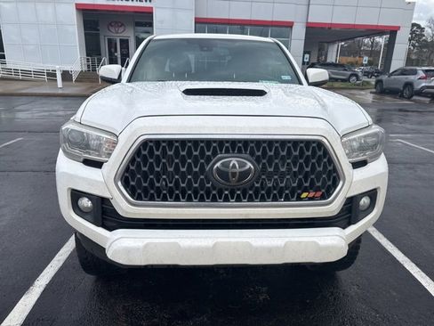 Used 2019 Toyota Tacoma TRD Sport image 2