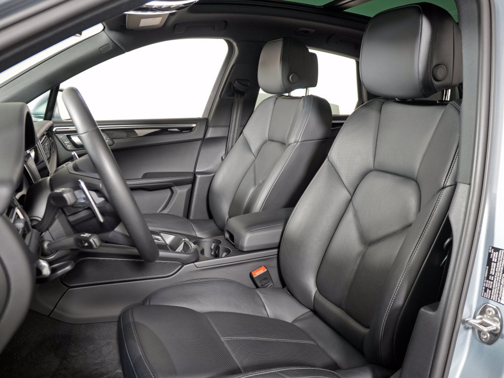 Certified 2023 Porsche Macan Turbo AWD/4WD image 5