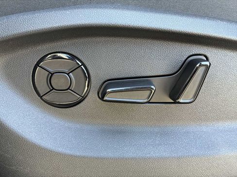 Used 2025 Volkswagen Tiguan SE AWD/4WD image 14