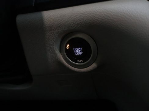 Used 2020 Chrysler Pacifica Touring-L image 37