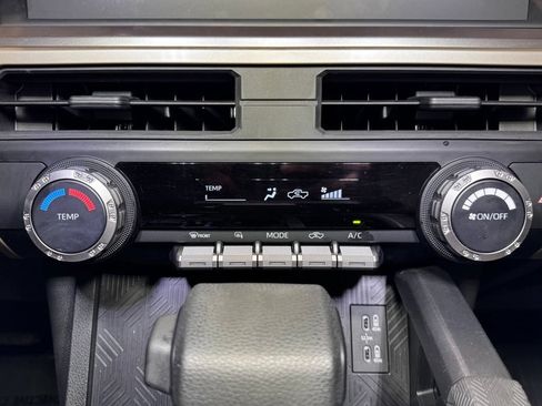 Certified 2025 Toyota Tacoma SR5 AWD/4WD image 35