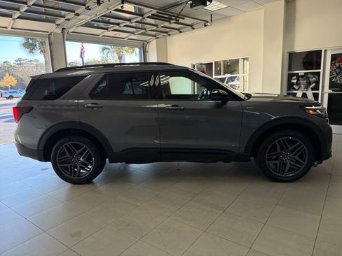Used 2025 Ford Explorer ST-Line w/ ST-Line Street Pack image 8
