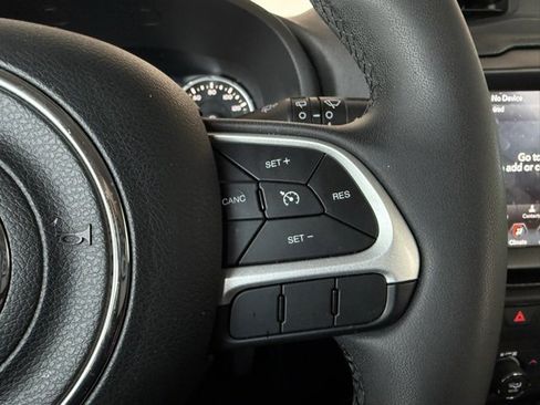 Used 2019 Jeep Renegade Latitude w/ UConnect 8.4 Nav Group image 11