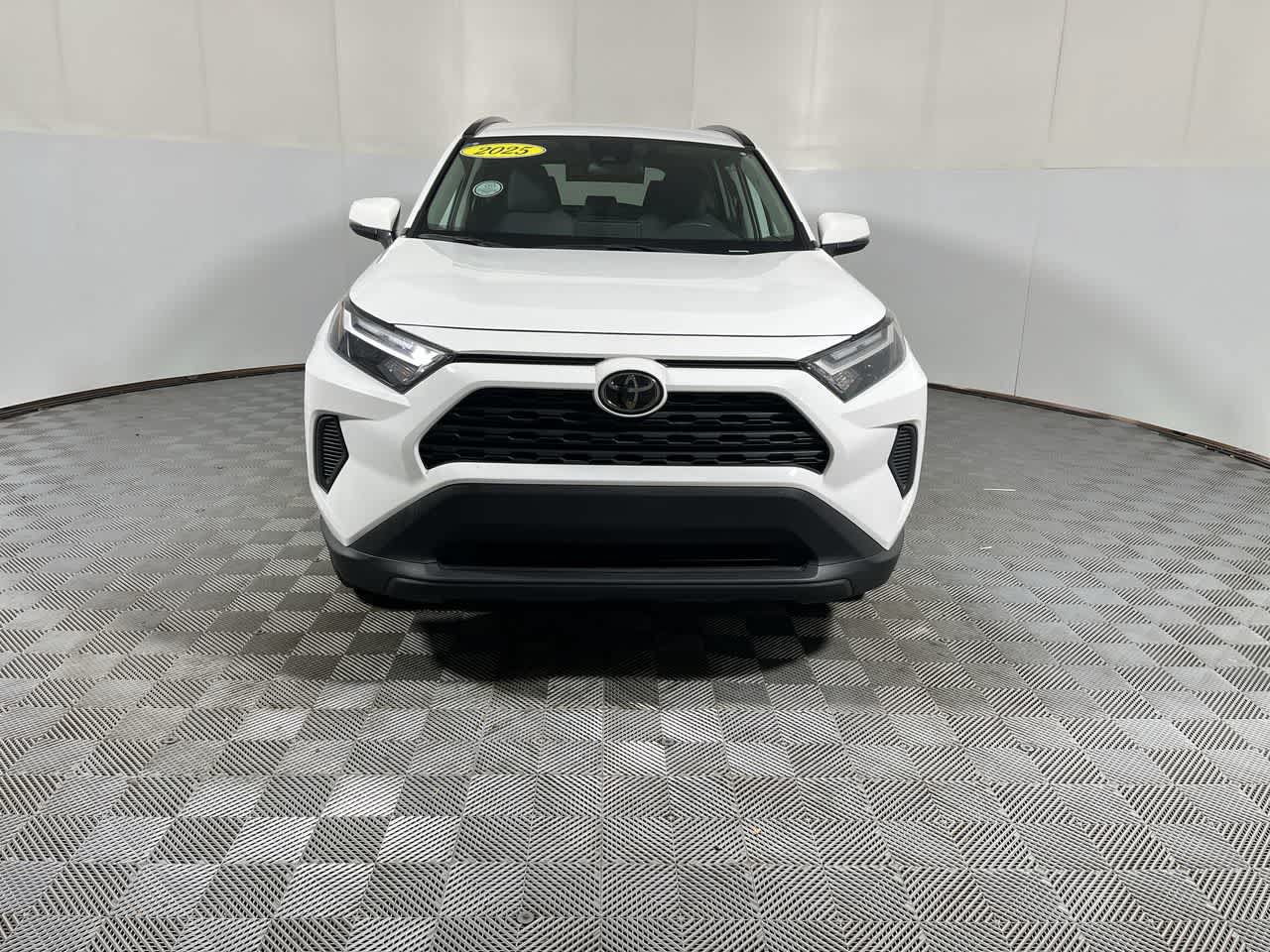 Used 2025 Toyota RAV4 XLE AWD/4WD image 3