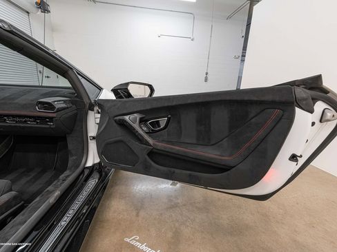 Used 2019 Lamborghini Huracan Performante AWD/4WD image 31