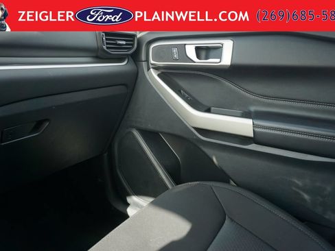 Used 2022 Ford Explorer XLT AWD/4WD image 32