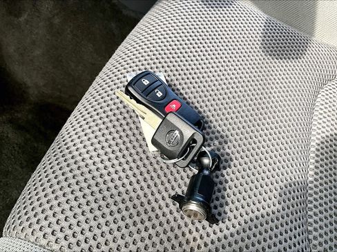 Used 2010 Nissan Frontier SE RWD image 13