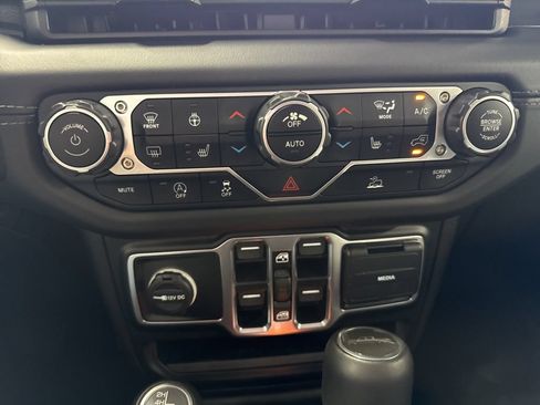 Used 2025 Jeep Gladiator Mojave AWD/4WD image 23