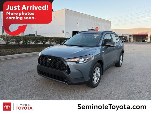 Used 2025 Toyota Corolla Cross LE image 1