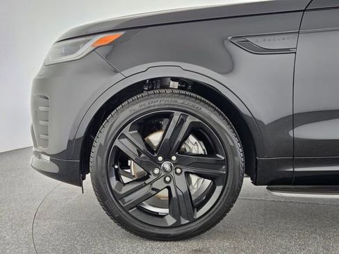 Used 2025 Land Rover Discovery Dynamic SE AWD/4WD image 9