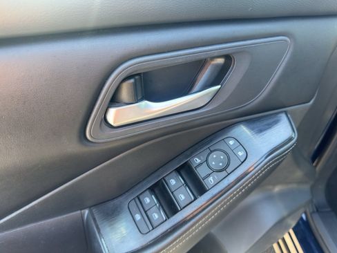Used 2024 Nissan Rogue SV FWD image 12