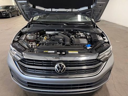 Used 2024 Volkswagen Jetta SE FWD image 9