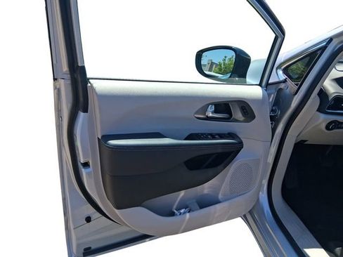 Used 2024 Chrysler Pacifica Touring-L FWD image 11