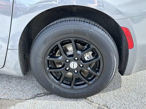 Used 2023 Chrysler Pacifica Touring-L FWD image 23