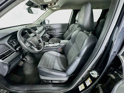 Used 2025 Mitsubishi Outlander SE FWD image 13