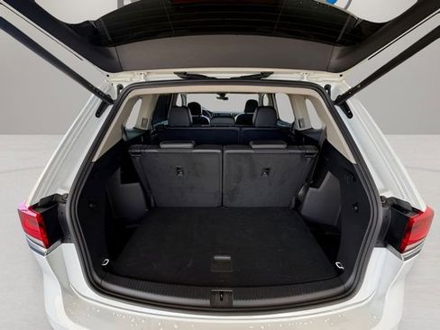 Used 2025 Volkswagen Atlas SE image 32