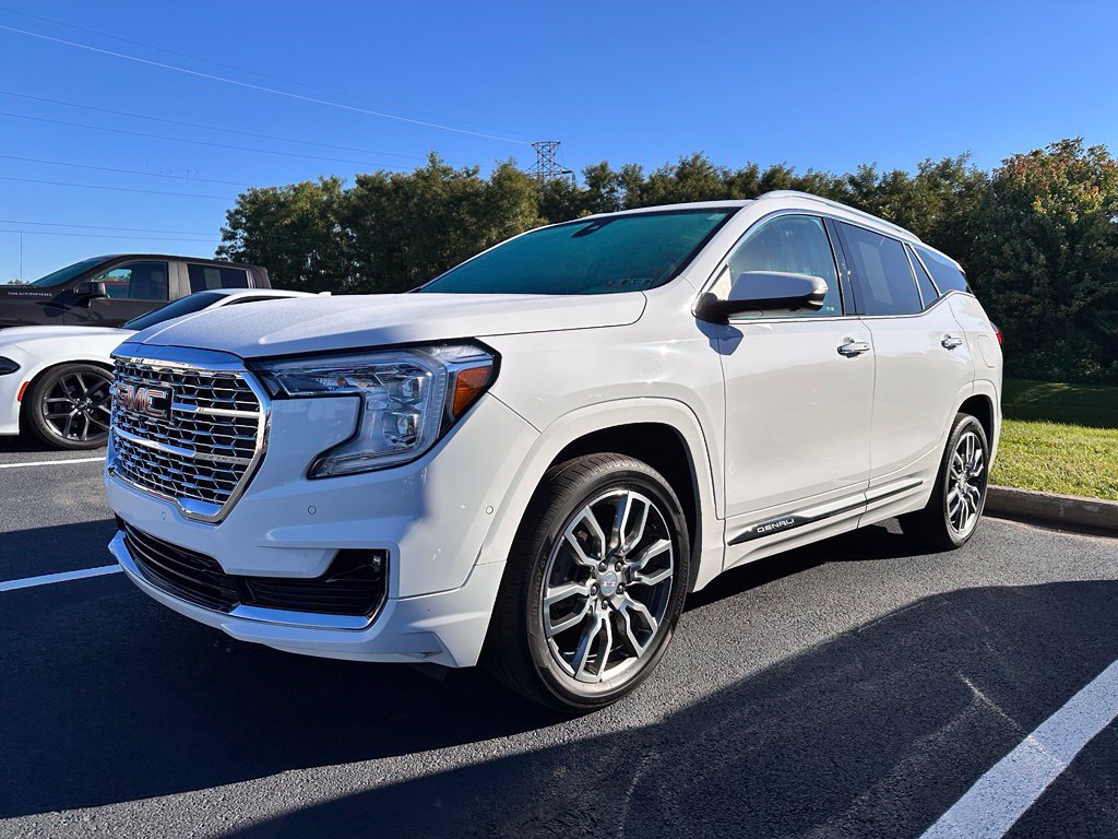 Used 2024 GMC Terrain Denali w/ Denali Premium Package AWD/4WD image 2