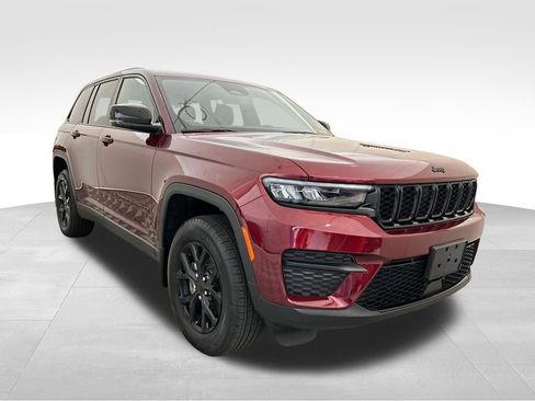 Used 2025 Jeep Grand Cherokee Altitude w/ MOPAR Finishing Package AWD/4WD image 7