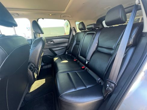 Used 2024 Nissan Rogue SL w/ SL Premium Package image 16