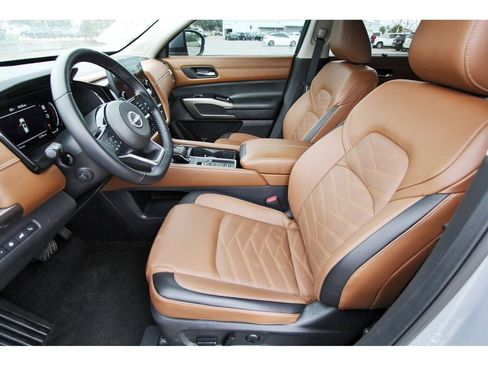 Used 2025 Nissan Pathfinder Platinum FWD image 6