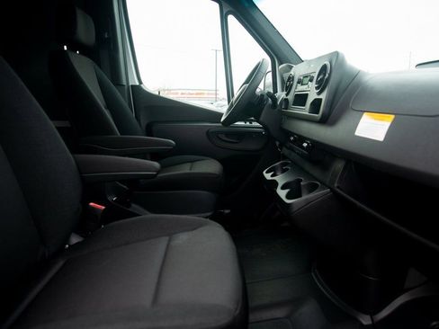 Used 2025 Mercedes-Benz Sprinter 2500 image 29