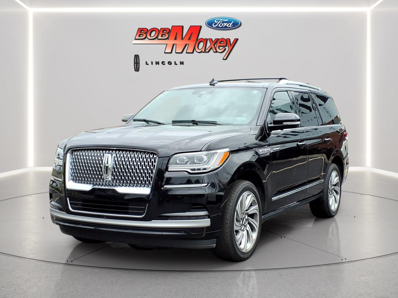 Used 2022 Lincoln Navigator 4WD image 1