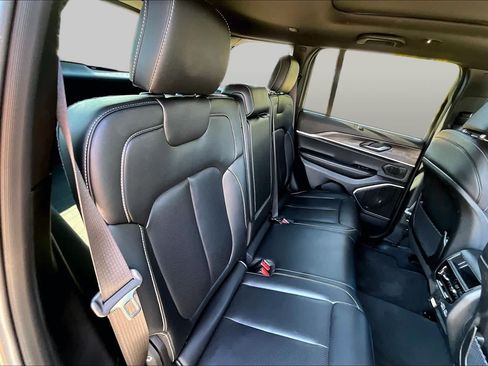 Used 2025 Jeep Grand Cherokee Limited w/ Luxury Tech Group II AWD/4WD image 14