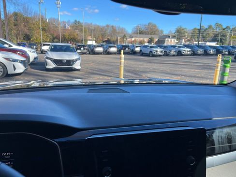 Used 2025 Volkswagen Taos SE image 18