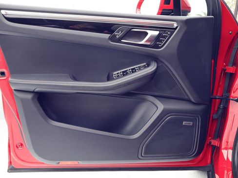 Certified 2025 Porsche Macan image 13