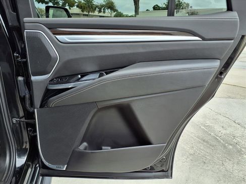 Certified 2025 Cadillac Escalade Premium Luxury image 12