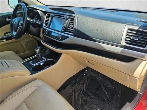 Used 2019 Toyota Highlander XLE FWD image 23