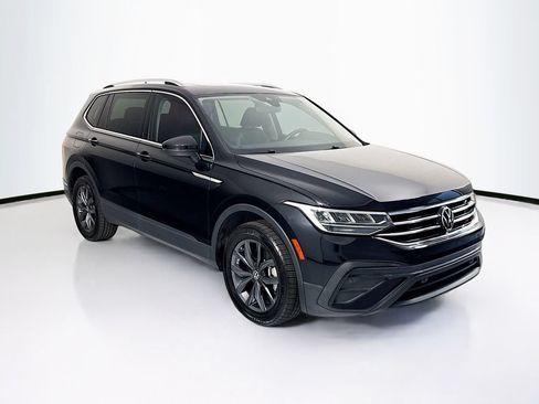 Used 2022 Volkswagen Tiguan SE FWD image 3