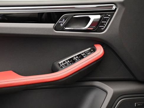 Used 2025 Porsche Macan image 35