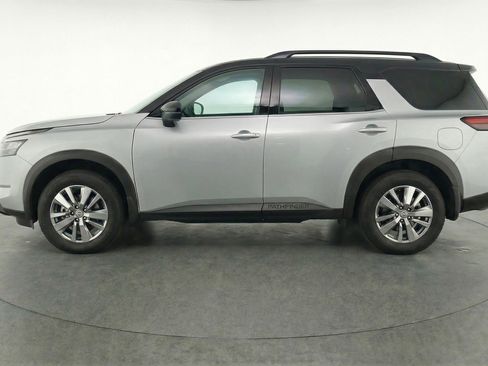 Used 2025 Nissan Pathfinder SV image 5