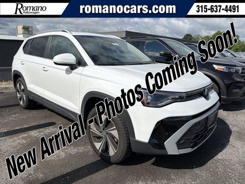 Used 2025 Volkswagen Taos SE w/ Panoramic Sunroof Package AWD/4WD image 1