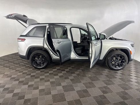 Used 2025 Jeep Grand Cherokee Altitude AWD/4WD image 16