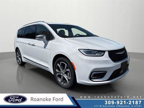 Used 2021 Chrysler Pacifica Pinnacle image 3
