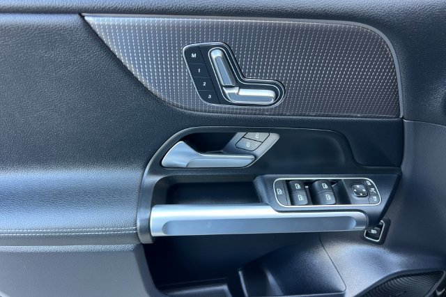 Used 2023 Mercedes-Benz EQB 300 4MATIC image 11