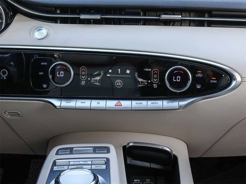 Used 2023 Genesis GV70 2.5T image 13